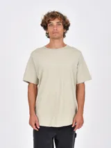 Remera de manga corta color beige claro, con cuello redondo deshilachado y corte holgado.