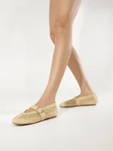 Ballerina de Schutz confeccionada en ratán trenzado, con diseño de red, punta redondeada y tira ajustable en el empeine con hebilla metálica.