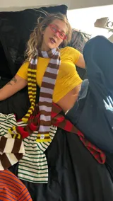 Bufanda tejida a rayas horizontales en tonos marrón, beige y rojo.