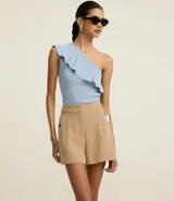 Short sastre de cintura alta con estructura definida, bolsillos laterales decorados con tachuelas metalizadas y recortes delanteros con costura aparente.