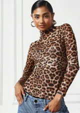 Top de microtul con estampado animal print de leopardo, doble tela, cuello alto y mangas largas.
