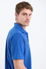 Remera verde con cuello polo y tapeta de dos botones. Corte clásico y mangas cortas.