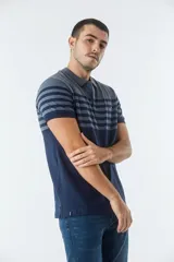 Remera tipo polo de manga corta con diseño a rayas horizontales en color blanco y tostado. Presenta cuello clásico, cierre frontal con botones y logo pequeño bordado en el pecho.