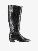 Bota alta de cuero vacuno color negro con acabado crocco charol, de caña alta, punta cuadrada y taco moderado.