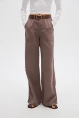 Pantalón de algodón color marrón, de corte recto y tiro alto, con bolsillos laterales y presillas para cinturón.