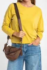 Remera de manga larga con calce oversize, confeccionada en algodón lavado con textura irregular y acabado suave.