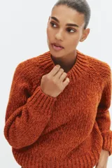 Jersey de punto de cuello redondo y manga larga, con diseño de tejido grueso y acabados en rib en cuello, puños y ruedo.