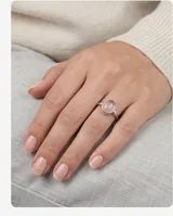 Anillo de plata 925 con piedra natural de cuarzo rosa en corte cabujón ovalado y engaste sencillo.