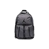 Mochila Jordan Sport de 35 litros, color gris jaspeado con detalles en negro. Cuenta con compartimento principal con funda para laptop, compartimento ventilado para calzado, bolsillos laterales para botella, bolsillos frontales con cremallera y correas acolchadas ajustables.