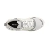 Championes de senderismo Merrell modelo Tempo Sol, color gris claro con detalles en gris oscuro y suela de goma color crema. Presentan una combinación de gamuza perforada y malla transpirable, con cierre de cordones y cuello acolchado.