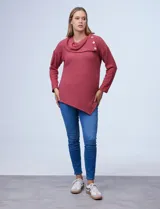 Buzo azul en tejido soft de la marca Ruby Rd. Tiene cuello volcado con aplique de botones y terminación de ruedo asimétrico.