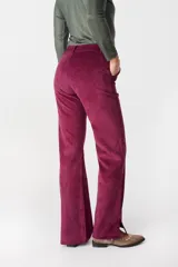 Pantalón de vestir verde oliva de pana, con corte sastrero y bota ancha.