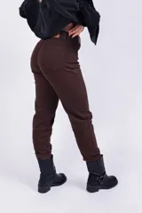 Pantalón marrón de corte wide leg, con bolsillos laterales y traseros.