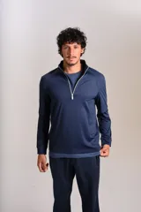 Buzo deportivo de cuello alto con cierre frontal parcial, manga larga y diseño entallado en tejido técnico de secado rápido.