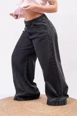 Jeans wide leg de denim rígido en color gris oscuro con lavado ácido. Presenta tiro medio-alto, bolsillos clásicos y corte amplio de caída relajada.