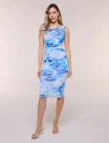 Vestido midi de silueta al cuerpo confeccionado en tul elastizado, con escote redondo, diseño sin mangas, frunces laterales en la cintura y forro interior a tono. Presenta un estampado geométrico multicolor en tonos verde, turquesa, violeta y blanco.