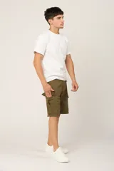 Bermuda cargo color verde oliva, de gabardina con lycra, corte a la rodilla y bolsillos laterales con fuelle y tapa.