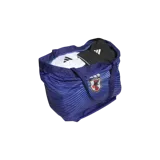 Bolso tipo tote bag Adidas color azul con diseño gráfico de líneas curvas, escudo de la selección de Japón y logo de la marca en el frente. Incluye un mini morral decorativo colgante.