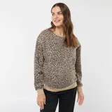 Buzo de felpa color beige con estampado animal print de leopardo.