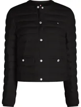 Campera negra acolchada de nylon con relleno de plumas, cuello redondo, cierre con botones a presión, bolsillos laterales con botones a presión y logo de Tommy Hilfiger bordado en el pecho.