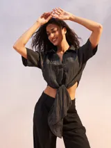 Camisa corta con estampado de cebra en blanco y negro, cuello camisero, escote en V y nudo frontal.