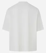 Remera marrón de poliéster y elastano con textura de pana, cuello redondo, manga corta y bordado centralizado de lettering minimalista.