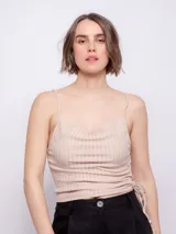 Top negro sin mangas, con tirantes finos, escote en V y frunce lateral con cut out.