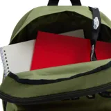 Mochila Vans Realm Flying de color verde militar, con un bolsillo frontal con cierre y el logo de la marca estampado con patrón de camuflaje.