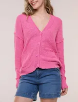 Cardigan blanco de punto liviano y texturado, de corte holgado y diseño casual. Cuenta con escote en V pronunciado, abotonadura frontal, mangas largas con hombros caídos y bolsillos delanteros tipo parche.