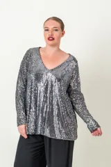 Blusa plateada cubierta de lentejuelas, con escote en V y mangas largas.