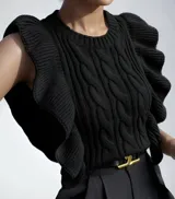 Chaleco de punto negro con cuello redondo y mangas cortas con volados.