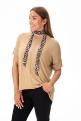 Remera color camel de viscosa, con mangas cortas y cuello redondo.