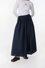 Pantalón largo azul marino de corte amplio, con cintura elástica fruncida y diseño holgado.
