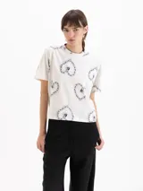 Remera de algodón pima blanco con estampado de corazones formados por cadenas, de calce regular, mangas murciélago y cuello redondo.