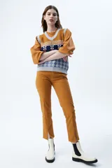 Pantalón chino color ocre de corte recto, con bolsillos ojal delanteros y aberturas en los tobillos.