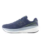 Championes de running New Balance 1080 v15 para hombre, de color azul con entresuela gruesa en tonos blanco y gris, y detalles en verde lima y gris reflectante. Incorporan parte superior de malla transpirable y tecnología de amortiguación Infinion.