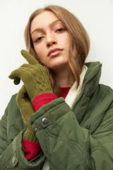 Guantes de punto de lana en color gris, con diseño clásico y puños acanalados.