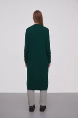 Saco largo abierto de viscosa, con mangas largas y diseño holgado.