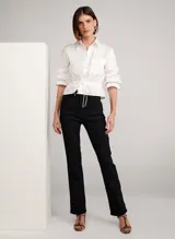 Pantalón de jean negro de corte recto, con tiro alto, cinco bolsillos y trabillas en la cintura.