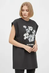 Remera negra de algodón, con cuello redondo, mangas cortas holgadas con vuelta y estampa floral grande en el pecho.