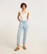 Pantalón mom de jeans celeste con cintura alta, bolsillos cuadrados delanteros y traseros, cierre con botón y cremallera, y trabillas en la cintura.