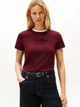 Remera de cuello redondo confeccionada en puro algodón, con logo de la marca bordado en fuente script en el pecho y detalle de logo en la manga.
