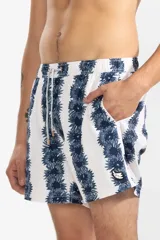 Short de baño blanco con estampado de flores azules, cintura elástica con cordón ajustable, bolsillos laterales y trasero con cierre, y logo bordado en la pierna.