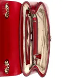 Bandolera roja de poliuretano con solapa, cierre superior con cremallera, correa cruzada removible, asa de mano negra y cadena dorada. Incluye logo triangular dorado de la marca en el frente y adorno removible.