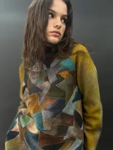 Buzo de lana merino afieltrada con cuello alto y diseño de mosaicos multicolores.