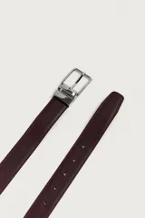 Cinturón reversible de piel color negro, con pespuntes dobles en los cantos, hebilla y pasador metálicos plateados.