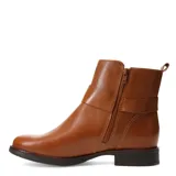 Botas de caña baja marca Bottero, confeccionadas en cuero color marrón. Presentan un diseño clásico con punta redondeada, taco bajo y una tira decorativa lateral con hebilla metálica dorada. Incluyen cierre lateral para facilitar el calce.
