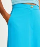 Pantalón modelo pantalona de corte amplio, confeccionado en una mezcla de viscosa y lino. Presenta cintura con botón, cierre de cremallera y bolsillos laterales.