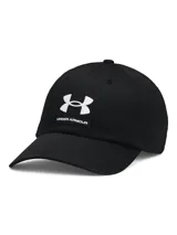 Gorra de béisbol Under Armour de perfil bajo, color negro, con visera precurvada y logo de la marca bordado en blanco en la parte frontal.