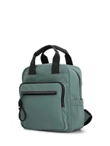 Mochila de poliéster reciclado color verde, con compartimento principal con cierre, doble bolsillo delantero con cierre, bolsillos laterales y bolsillo trasero con cierre. Incluye correas ajustables y manijas superiores con logo de la marca.